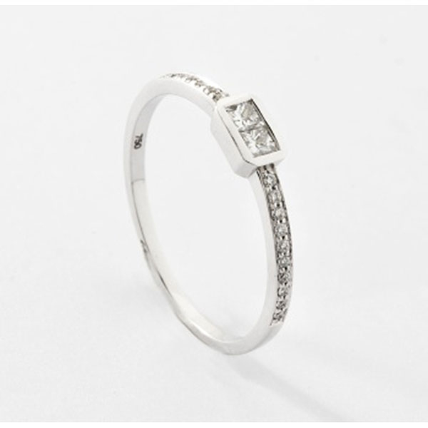Sortija en oro blanco con dos diamantes talla carré centrales y diamantes talla brillante a los lados con un peso total de 0,20 cts. aprox.