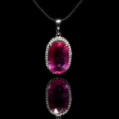 Colgante en oro blanco de 18k con rub&iacute; y diamantes. 