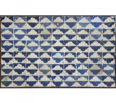 Panel de 54 azulejos de cerámica con la técnica de arista, esmaltada en azul y blanco. Sevilla, (1501-1600).
