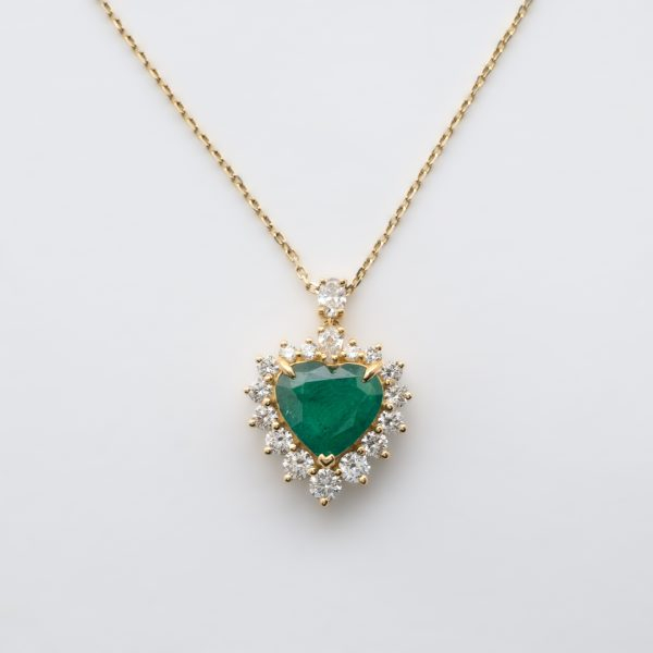 Gargantilla en oro con esmeralda (Zambia) talla corazón orlada por diamantes talla brillante y coronada por diamantes tallas perilla y oval.