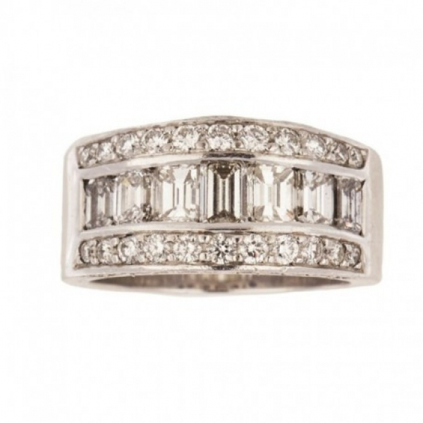 Sortija en oro blanco con centro de diamantes tallas esmeralda y brillante. 