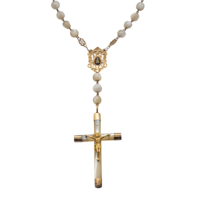 Rosario con cruz y cuentas en n&aacute;car de 8 &ndash; 10 mm. y oro.