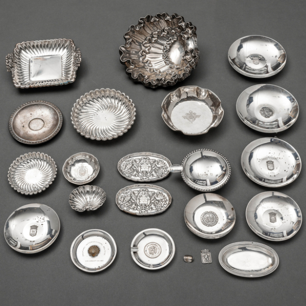 Miscelánea de piezas de plata española y punzonada del siglo XX.