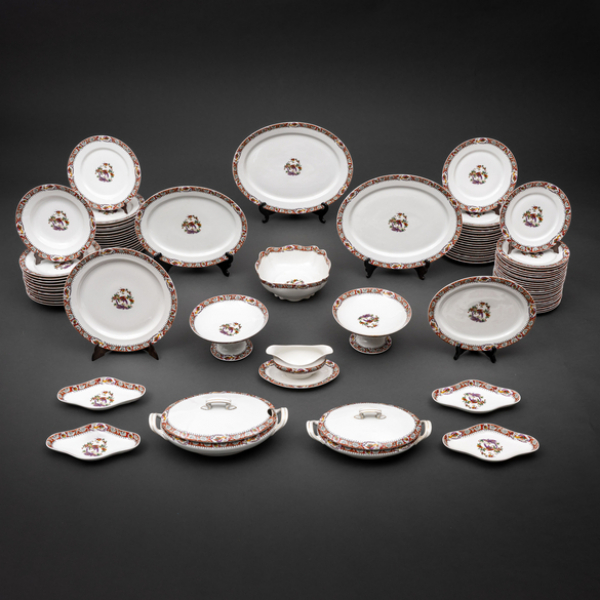 Elegante vajilla de Limoges con decoración exótica compuesta por 84 piezas de William Guerin( 1838-1912)
