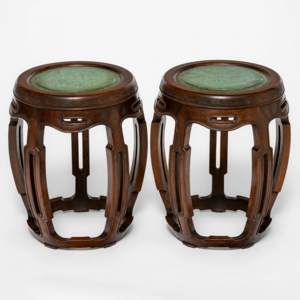 Pareja de peanas en madera y con mármol verde del siglo XX.