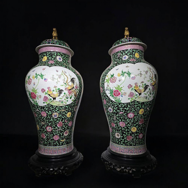 Par de Jarrones de Porcelana Estilo Famille Verte, Francia, Siglo XIX.    