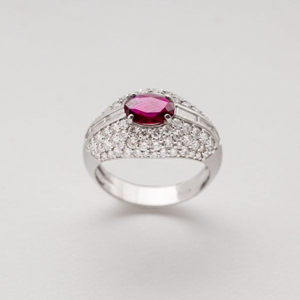 Sortija diseño bombé en oro blanco con rubí de Tailandia (Siam) talla oval custodiado por bandas de diamantes talla trapecio 