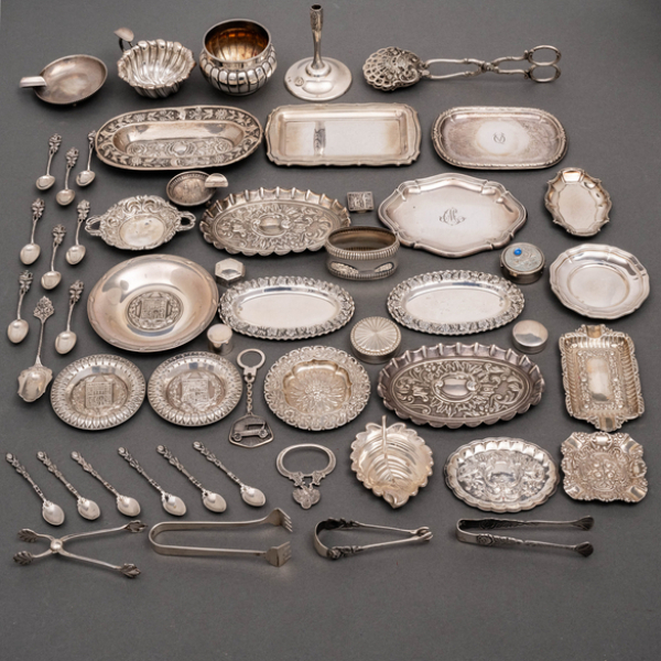 Miscelánea de piezas de plata española y punzonada del siglo XX.