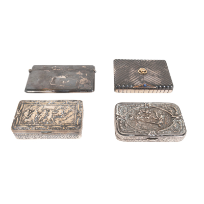 Lote de cuatro cajitas en plata punzonada rusa e inglesa con decoraciones variadas, s.XIX-XX.