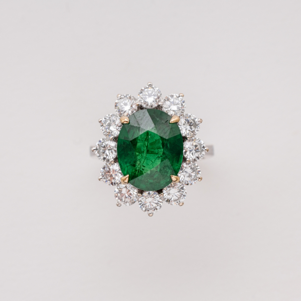 Sortija roset&oacute;n en oro blanco con tsavorita talla oval orlada por diamantes talla brillante.