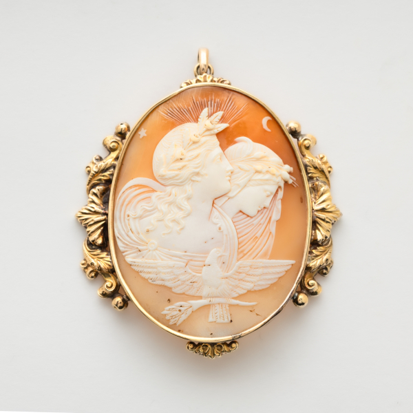 Colgante camafeo victoriano, fles. s.XIX. En oro 14K. y concha con representación de Hebe, la diosa griega de la juventud con el águila de Zeus 