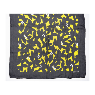 GUCCI. Chal en seda de tonalidades negras y amarillas con estampado floral.  En perfecto estado.