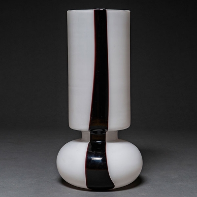 Lámpara de sobremesa en cristal de Murano color blanco con franja en negro. Italia, Siglo XX
