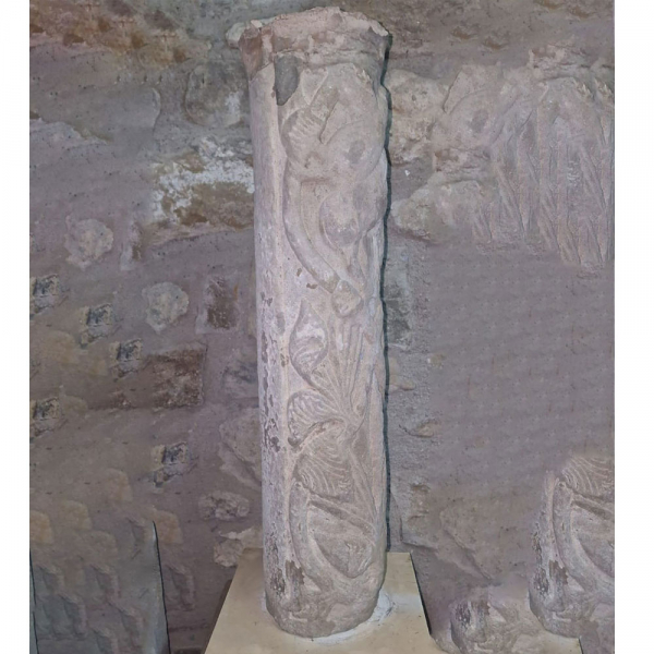 &quot;Fust de Ripoll&quot;, Columna Románica catalana, siglo XII, en piedra.   