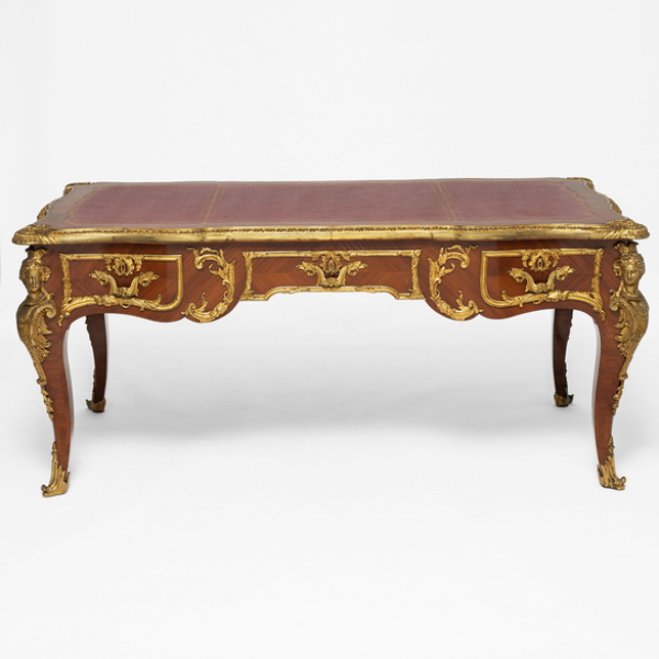 Mesa de despacho estilo Luís XV en maderas finas con aplicaciones en bronce dorado. Trabajo Francés, Pps. S. XX.