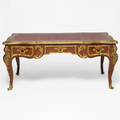 Mesa de despacho estilo Luís XV en maderas finas con aplicaciones en bronce dorado. Trabajo Francés, Pps. S. XX.