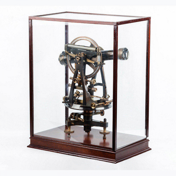 Excelente teodolito vintage de bronce, completo, con base de madera y urna de madera y cristal. TROUGHTON & SIMMS Ltd. London Nº 21063. C. 1920.
