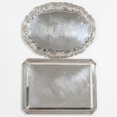 Conjunto de bandeja rectangular y bandeja de perfil mixtil&iacute;neo en plata espa&ntilde;ola y punzonada del siglo XX.