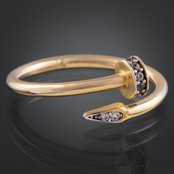 Anillo estilo Cartier en oro amarillo de 18 kt con circonitas.