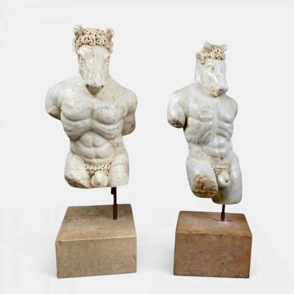 Pareja de Minotauros. Escuela Italiana Barroca. Siglo XVII. Mármol beige y gris tallado.