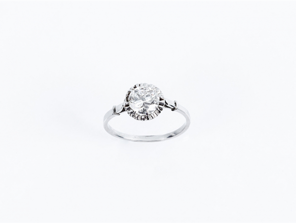 Anillo solitario vintage en montura de oro blanco, con un limpio y blanco diamante, talla brillante ligeramente antigua, de 0.85 ct aprox, en garras de ilusión