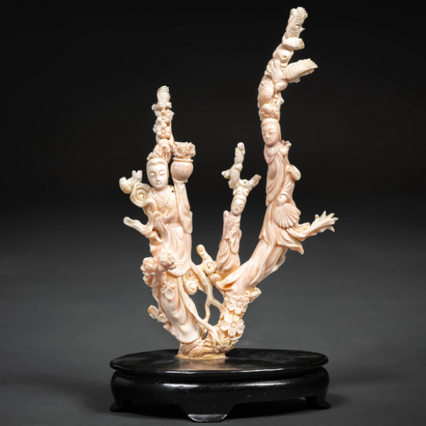 "Damas" Grupo escultórico en coral blanco tallado de la primera mitad del siglo XX.
