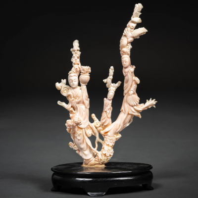 &quot;Damas&quot; Grupo escultórico en coral blanco tallado de la primera mitad del siglo XX.