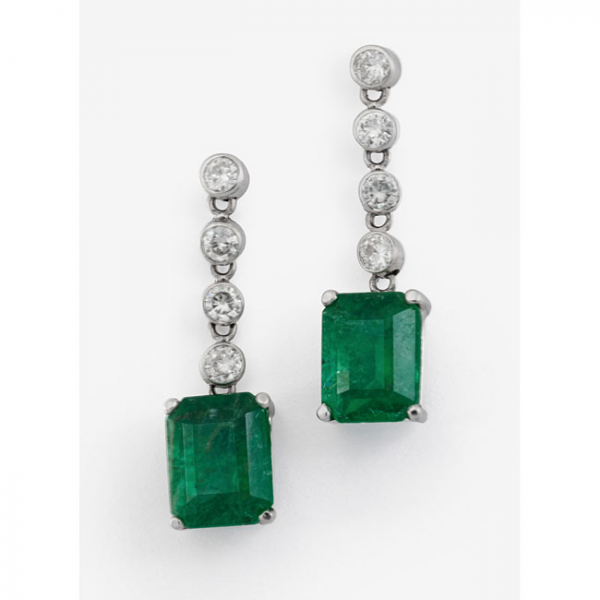Pendientes largos en oro blanco con esmeralda y diamantes talla brillante con un peso total de 0,40 cts.