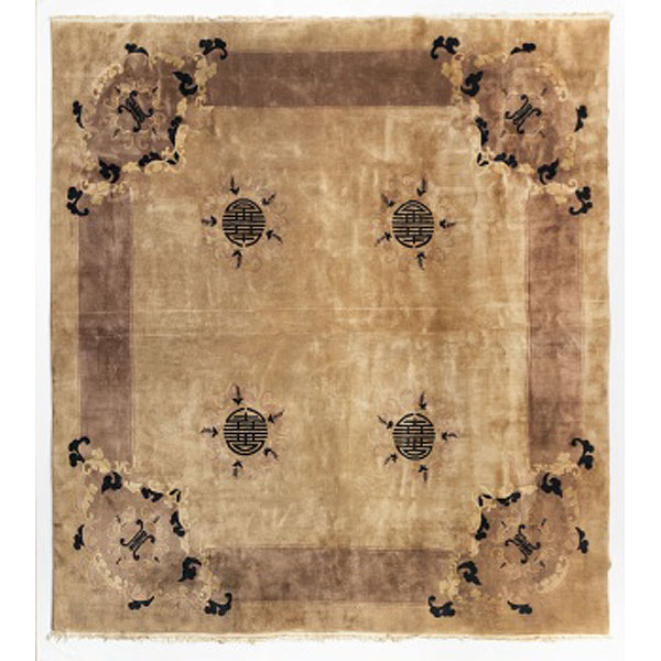 Alfombra de lana oriental con decoración geométrica, greca y hojas en tonos topos, negro y beiges, etc.