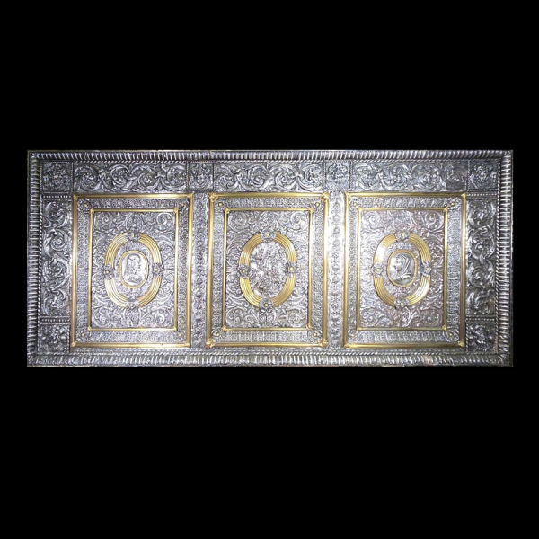 Paliotto italiano en plata repujada y punzanada con clipeos efigiados, Italia, siglo XVII.