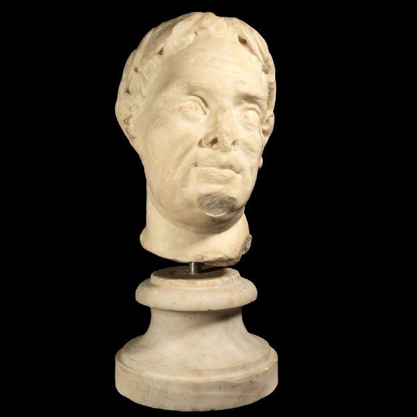 Monumental Cabeza de Senador o Patricio Romano en m&aacute;rmol, Italia y posiblemente siglos XVI o XVII.    En m&aacute;rmol escult&oacute;rico blanco, buen estado