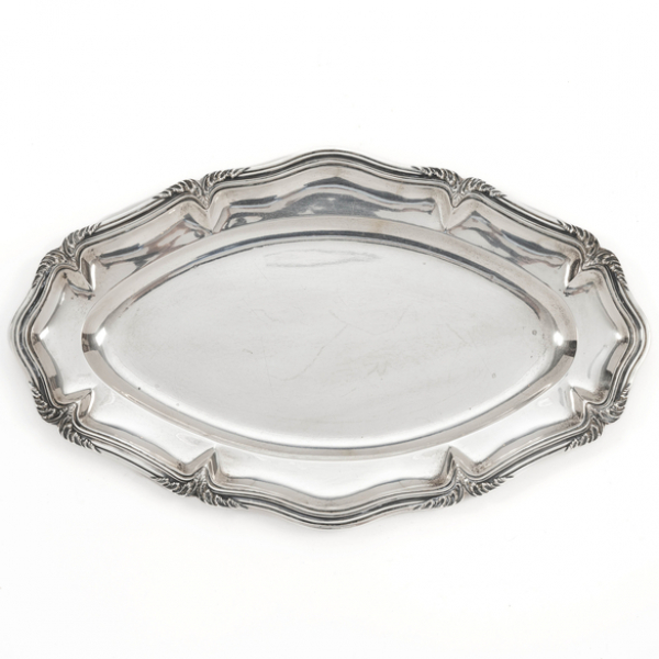 Fuente ingleteada en plata española y punzonada del siglo XX.