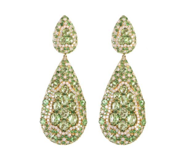 Elegantes pendientes largos con diseño de grandes gotas de tsavoritas de talla oval fantasía y brillantes.  En oro amarillo de 18 K 