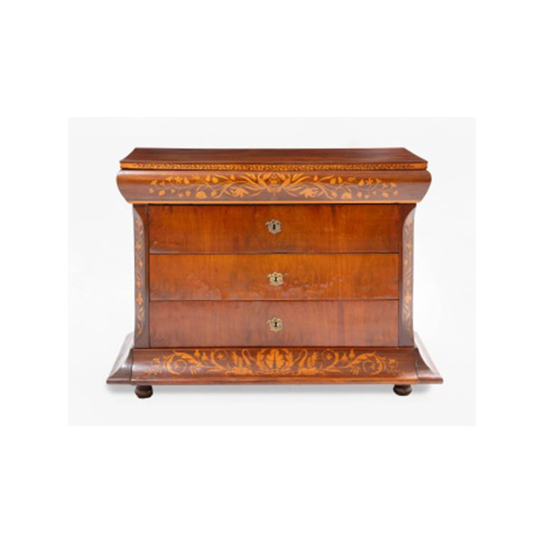 Cómoda en madera de caoba y marquetería con decoración vegetal, copas y flores de 5 cajones. Época Fernandina.