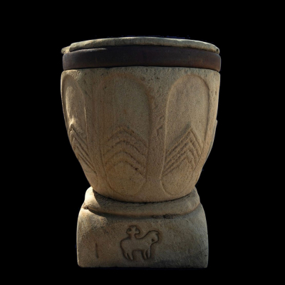 Pila bautismal catalana siglo XII con motivos templarios en piedra caliza.