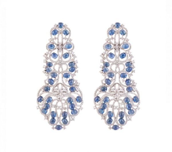 Pendientes largos tipo chandeli&egrave;re de brillantes y cabuchones de zafiros.   En oro blanco de 18 K.