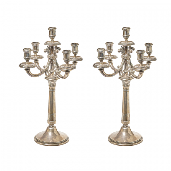 Pareja candelabros de cinco luces en plata punzonada 916 con contrastes de Sugrañes, s.XX.