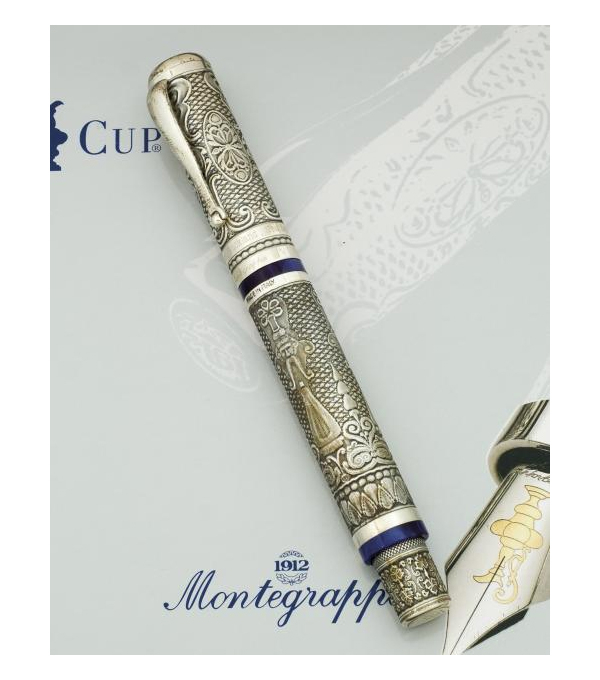 Estilográfica marca Montegrappa &quot;America&#039;s Cup&quot;.   Realizada en plata con cuerpo ricamente repujado. Carga por émbolo. Plumín de oro de 18 K.
