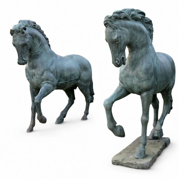 Pareja monumental de caballos en bronce a tamaño real, Italia, probablemente siglo XX. 