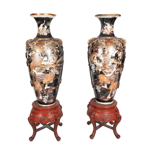 Pareja de jarrones en porcelana japonesa de Satsuma con decoraciones esmaltadas de motivos florales per&iacute;odo Meiji, fles. del s.XIX.