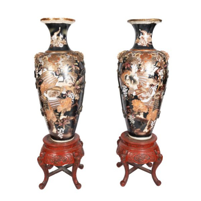 Pareja de jarrones en porcelana japonesa de Satsuma con decoraciones esmaltadas de motivos florales per&iacute;odo Meiji, fles. del s.XIX.