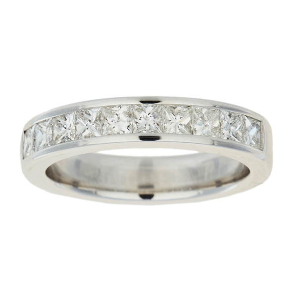 Sortija media alianza en oro blanco con diamantes talla princesa engastados en barras.