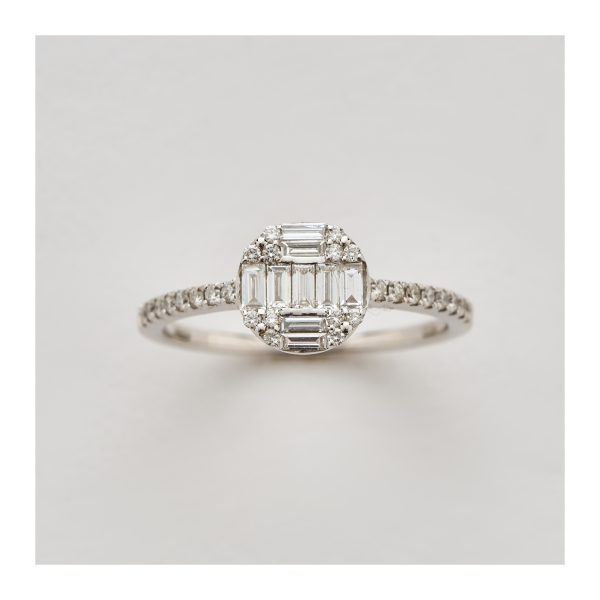 Sortija en oro blanco con centro circular y brazos de diamantes tallas brillante y baguette.