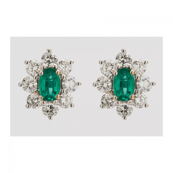 Pendientes rosetón en oro blanco con esmeralda talla oval orlada por diamantes talla brillante.