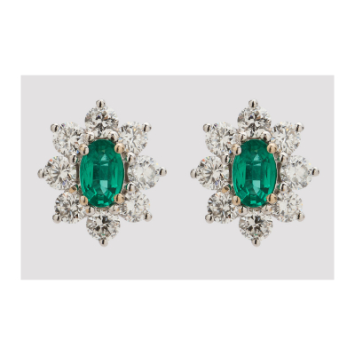 Pendientes rosetón en oro blanco con esmeralda talla oval orlada por diamantes talla brillante.