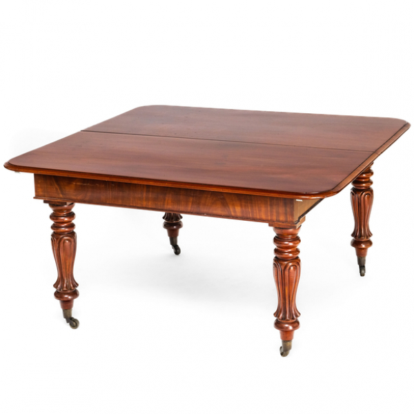 Mesa de comedor inglesa en madera de caoba extensible con dos tableros. Siglo XIX
