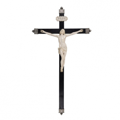 Escuela Europea S. XVII Importante "Cristo Crucificado". Realizado en marfil de elefante tallado y pulido.