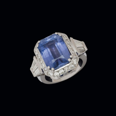 Anillo de oro blanco de 18 K. con zafiro azul talla esmeralda de origen Ceylán y diamantes 