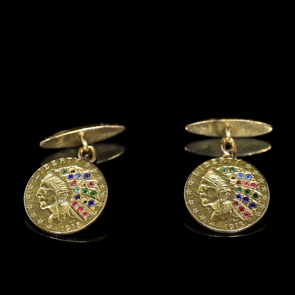 Gemelos de oro de 18 kt con monedas estadounidenses y gemas de colores, 1913-1915. 
