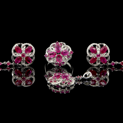 Conjunto de anillo, colgante y pendientes en oro blanco de 18k con rub&iacute;es y diamantes. 